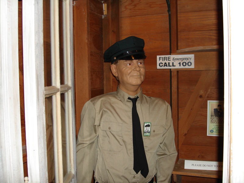 DSC01236 Security personnel is still guarding the entire perimeter of the limited areas in the Hanford Area. Also in the non-limited areas, you have to clearly wear and ID badge, and you can be challenged anytime by anyone.