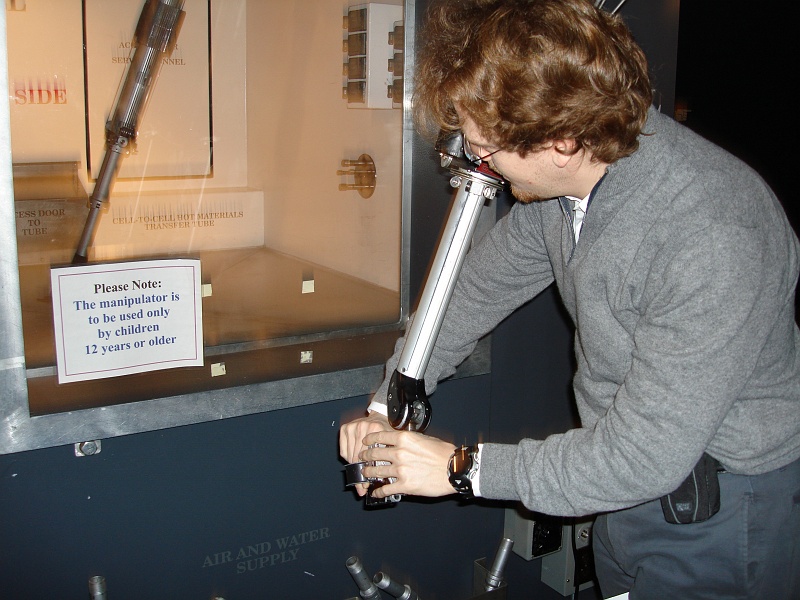 DSC01242 Having fun with the manipulator (yes, I'm older than 12).
Workers used to manipulate radioactive materials with a remote manipulator exactly like this one. It's actually pretty easy to use it, even to carry out relatively complex tasks like opening a box and putting stuff in it.