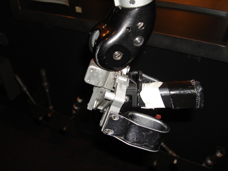 DSC01245 This is the handle of the manipulator. It's a little beaten up, but it still works fine. It does not take any strength to use it.