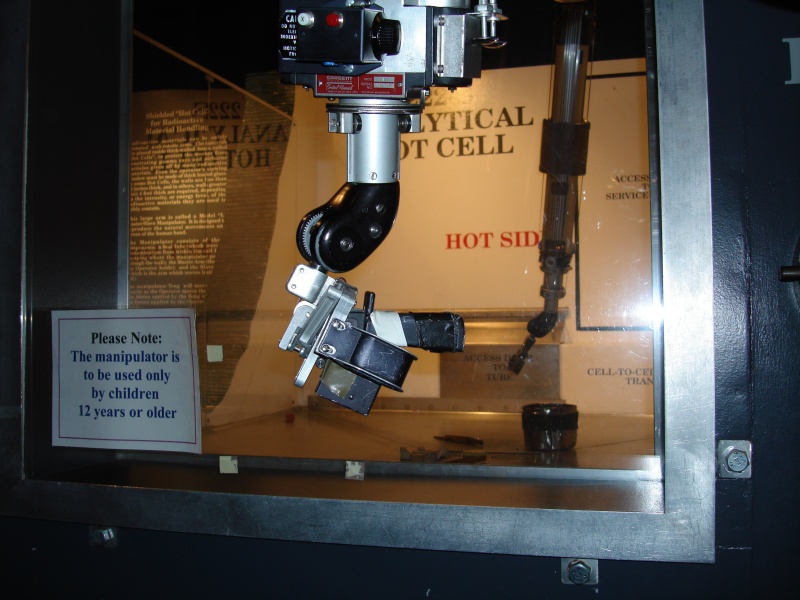 DSC01246 Another view of the manipulator handle. The two buttons on the top (white and red) allow to move the arm farther or closer to the operator. This way, the operator can remain close to the glass no matter what is the distance of the things he manipulates.